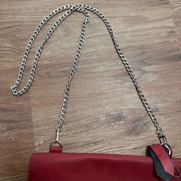 Artisan made red leather bag with silver crossbody chain - Picture 2 of 6